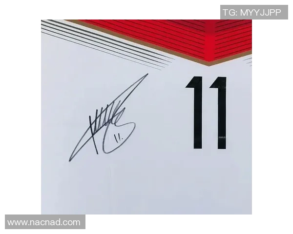 足球明星亲笔签名赠予小球迷温暖瞬间传递梦想与激情 足球明星亲笔签名赠予小球迷温暖瞬间传递梦想与激情